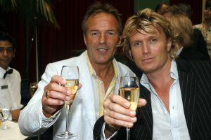29-08-2006 SHOWBIZZ; LES GENS VOYAGEANTS MET RONALD KOLK MODESHOW WINTER 2006-2007. De kleine man met de grote shows deed het weer eens volop voor de vele genodigden in hotel Krasnapolsky te Amsterdam. Een reisje met Ronald rond de wereld is altijd weer een feest. Veel prachtige creaties sierden de catwalk en de opzienbarende make up en haarwerken werden door de gasten veel vuldig geprezen met applaus.De kleine man Ronald Kolk en zijn team mogen hard aan het werk gaan want de winter nadert en zijn klanten hebben weinig geduld. 
foto: Albert den Iseger.
