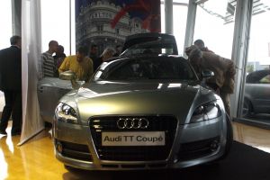 01-09-2006 NIEUWS; MARTIN SCHILDER PRESENTEERD COMPLEET NIEUWE AUDI TT. Martin Schilder heeft in Alkmaar de compleet nieuwe Audi TT onthuld.De succesvolle Audi TT -die in het najaar van 1998 werd gepresenteerd begint hiermee aan een tweede leven. De auto is duidelijk een evolutie van zijn voorganger en toch herkenbaar als de TT. Vele autoliefhebbers waren naar de hoofdvestiging van Martin Schilder gekomen om in een zuid franse sfeer de onthulling bij te wonen. Onder een daverend applaus onthulde de verkopers de nieuwe TT. Onder het genot van een hapje en drankje werd er nog lang gesproken over deze prachtige Audi TT. De Audi TT staat vanaf vandaag in de diverse showrooms van Martin Schilder te pronken.
foto: Albert den Iseger.