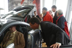 01-09-2006 NIEUWS; MARTIN SCHILDER PRESENTEERD COMPLEET NIEUWE AUDI TT. Martin Schilder heeft in Alkmaar de compleet nieuwe Audi TT onthuld.De succesvolle Audi TT -die in het najaar van 1998 werd gepresenteerd begint hiermee aan een tweede leven. De auto is duidelijk een evolutie van zijn voorganger en toch herkenbaar als de TT. Vele autoliefhebbers waren naar de hoofdvestiging van Martin Schilder gekomen om in een zuid franse sfeer de onthulling bij te wonen. Onder een daverend applaus onthulde de verkopers de nieuwe TT. Onder het genot van een hapje en drankje werd er nog lang gesproken over deze prachtige Audi TT. De Audi TT staat vanaf vandaag in de diverse showrooms van Martin Schilder te pronken.
foto: Albert den Iseger.