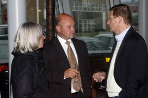 01-09-2006 NIEUWS; MARTIN SCHILDER PRESENTEERD COMPLEET NIEUWE AUDI TT. Martin Schilder heeft in Alkmaar de compleet nieuwe Audi TT onthuld.De succesvolle Audi TT -die in het najaar van 1998 werd gepresenteerd begint hiermee aan een tweede leven. De auto is duidelijk een evolutie van zijn voorganger en toch herkenbaar als de TT. Vele autoliefhebbers waren naar de hoofdvestiging van Martin Schilder gekomen om in een zuid franse sfeer de onthulling bij te wonen. Onder een daverend applaus onthulde de verkopers de nieuwe TT. Onder het genot van een hapje en drankje werd er nog lang gesproken over deze prachtige Audi TT. De Audi TT staat vanaf vandaag in de diverse showrooms van Martin Schilder te pronken.
foto: Albert den Iseger.