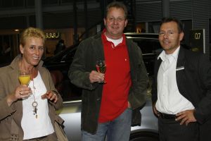 01-09-2006 NIEUWS; MARTIN SCHILDER PRESENTEERD COMPLEET NIEUWE AUDI TT. Martin Schilder heeft in Alkmaar de compleet nieuwe Audi TT onthuld.De succesvolle Audi TT -die in het najaar van 1998 werd gepresenteerd begint hiermee aan een tweede leven. De auto is duidelijk een evolutie van zijn voorganger en toch herkenbaar als de TT. Vele autoliefhebbers waren naar de hoofdvestiging van Martin Schilder gekomen om in een zuid franse sfeer de onthulling bij te wonen. Onder een daverend applaus onthulde de verkopers de nieuwe TT. Onder het genot van een hapje en drankje werd er nog lang gesproken over deze prachtige Audi TT. De Audi TT staat vanaf vandaag in de diverse showrooms van Martin Schilder te pronken.
foto: Albert den Iseger.
