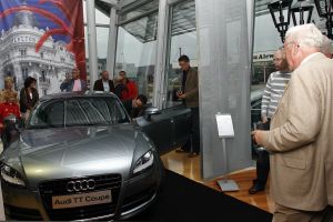 01-09-2006 NIEUWS; MARTIN SCHILDER PRESENTEERD COMPLEET NIEUWE AUDI TT. Martin Schilder heeft in Alkmaar de compleet nieuwe Audi TT onthuld.De succesvolle Audi TT -die in het najaar van 1998 werd gepresenteerd begint hiermee aan een tweede leven. De auto is duidelijk een evolutie van zijn voorganger en toch herkenbaar als de TT. Vele autoliefhebbers waren naar de hoofdvestiging van Martin Schilder gekomen om in een zuid franse sfeer de onthulling bij te wonen. Onder een daverend applaus onthulde de verkopers de nieuwe TT. Onder het genot van een hapje en drankje werd er nog lang gesproken over deze prachtige Audi TT. De Audi TT staat vanaf vandaag in de diverse showrooms van Martin Schilder te pronken.
foto: Albert den Iseger.