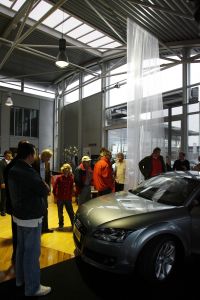 01-09-2006 NIEUWS; MARTIN SCHILDER PRESENTEERD COMPLEET NIEUWE AUDI TT. Martin Schilder heeft in Alkmaar de compleet nieuwe Audi TT onthuld.De succesvolle Audi TT -die in het najaar van 1998 werd gepresenteerd begint hiermee aan een tweede leven. De auto is duidelijk een evolutie van zijn voorganger en toch herkenbaar als de TT. Vele autoliefhebbers waren naar de hoofdvestiging van Martin Schilder gekomen om in een zuid franse sfeer de onthulling bij te wonen. Onder een daverend applaus onthulde de verkopers de nieuwe TT. Onder het genot van een hapje en drankje werd er nog lang gesproken over deze prachtige Audi TT. De Audi TT staat vanaf vandaag in de diverse showrooms van Martin Schilder te pronken.
foto: Albert den Iseger.
