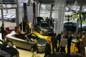 01-09-2006 NIEUWS; MARTIN SCHILDER PRESENTEERD COMPLEET NIEUWE AUDI TT. Martin Schilder heeft in Alkmaar de compleet nieuwe Audi TT onthuld.De succesvolle Audi TT -die in het najaar van 1998 werd gepresenteerd begint hiermee aan een tweede leven. De auto is duidelijk een evolutie van zijn voorganger en toch herkenbaar als de TT. Vele autoliefhebbers waren naar de hoofdvestiging van Martin Schilder gekomen om in een zuid franse sfeer de onthulling bij te wonen. Onder een daverend applaus onthulde de verkopers de nieuwe TT. Onder het genot van een hapje en drankje werd er nog lang gesproken over deze prachtige Audi TT. De Audi TT staat vanaf vandaag in de diverse showrooms van Martin Schilder te pronken.
foto: Albert den Iseger.
