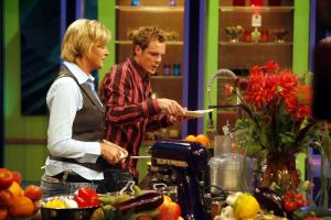 03-09-2006 SHOWBIZZ; LIFE AND COOKING DE EERSTE UITZENDING VAN SEIZOEN 2006-2007. Irene en Carlo hebben er weer zin in, de spontaniteit spetterde weer van de buis op zondagmiddag uiteraard weer met spraakmakende gasten oa. Sonja Bakker de dieetgoeroe die binnenkort haar eigen programma heeft bij SBS met Yfke Sturm het topmodel die het programma  Hollands next top model straks op de buis brengt en natuurlijk de Toppertjes met feest en drank.Voor de hapjes hebben ze weer Vincent en met het fleurige decor moeten ze straks weer vele kijkers trekken op de zondagmiddag vanaf 16.45 uur.
foto: Albert den Iseger.