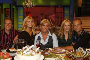 03-09-2006 SHOWBIZZ; LIFE AND COOKING DE EERSTE UITZENDING VAN SEIZOEN 2006-2007. Irene en Carlo hebben er weer zin in, de spontaniteit spetterde weer van de buis op zondagmiddag uiteraard weer met spraakmakende gasten oa. Sonja Bakker de dieetgoeroe die binnenkort haar eigen programma heeft bij SBS met Yfke Sturm het topmodel die het programma  Hollands next top model straks op de buis brengt en natuurlijk de Toppertjes met feest en drank.Voor de hapjes hebben ze weer Vincent en met het fleurige decor moeten ze straks weer vele kijkers trekken op de zondagmiddag vanaf 16.45 uur.
foto: Albert den Iseger.