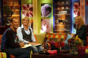 03-09-2006 SHOWBIZZ; LIFE AND COOKING DE EERSTE UITZENDING VAN SEIZOEN 2006-2007. Irene en Carlo hebben er weer zin in, de spontaniteit spetterde weer van de buis op zondagmiddag uiteraard weer met spraakmakende gasten oa. Sonja Bakker de dieetgoeroe die binnenkort haar eigen programma heeft bij SBS met Yfke Sturm het topmodel die het programma  Hollands next top model straks op de buis brengt en natuurlijk de Toppertjes met feest en drank.Voor de hapjes hebben ze weer Vincent en met het fleurige decor moeten ze straks weer vele kijkers trekken op de zondagmiddag vanaf 16.45 uur.
foto: Albert den Iseger.