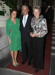 11-09-2006 SHOWBIZZ; FRANS MOLENAAR WEER MOOI EN VERRASSEND. De grootmeester van de haute couture in Nederland was weer verrassend en smaakvol. De mode van Molenaar was er een met strakke lijnen en geen gefrommel met stofjes of lintjes.Een creatie van Molenaar is het geld dik waard zo zei en liefhebster.Vele vips waren weer aanwezig in het te drukke Amstel hotel die eens moet gaan nadenken over een goed werkende airco. De show was top en na de show was de bitterbal natuurlijk geen verrassing meer. Frans Molenaar still going very strong.
foto: Albert den Iseger.