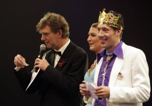 04-09-2006 SHOWBIZZ; VEERTIENDE EDITIE VAN AMSTERDAM DINER VOOR AIDSBESTRIJDING. Het was dit keer een Koninklijk Amsterdam Diner daar Prinses Mabel en Prins Friso aanwezig waren en zich kostelijk vermaakten tussen de vele gasten. De 1300 gasten genoten van veel life muziek van o.a.Angela Groothuizen,Ronnie Tober,Vulcano,Denise Jannah,Sandra Reemer, Liesbeth List en Ramses Shaffy en uit Amerika The Gibson Brothers.De avond begon met een emotioneel op treden van Ramses Shaffy die iedereen kippevel bezorgde. Robert Weyhenke de initiatiefnemer  van dit gala  kan terug kijken op een zeer geslaagde avond met een opbrengst van 460.000 euro voor de bestrijding van aids. Vele prominente gasten waren de gehele avond aanwezig namelijk: Boris Dittrich-Estelle Gullit-Tom Westenmeijer-Mart Visser-Frans Molenaar-Addy van den Krommenacker-Marisa Polin-Hans Hoogervorst-Ans en Sigrid Markus-Frits Wester-Leotien Borsato en Leco van Zadelhoff-Neelie Smit Kroes-Barbara de Loor-Jan Driessen-Mark Rutte-Tineke Verburg-Evert Santegoeds-Michiel en Pauline Mol-Ed Nijpels-John Jaakke-Ada Kok- Joop Wijn en natuurlijk Prins Friso en Prinses Mabel die maar niet genoeg konden krijgen van alle aandacht en genoten daarvan ook met volle teugen. Al met al een zeer geslaagde avond voor het goede doel.
foto: Albert den Iseger.