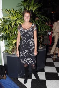 29-08-2006 SHOWBIZZ; LES GENS VOYAGEANTS MET RONALD KOLK MODESHOW WINTER 2006-2007. De kleine man met de grote shows deed het weer eens volop voor de vele genodigden in hotel Krasnapolsky te Amsterdam. Een reisje met Ronald rond de wereld is altijd weer een feest. Veel prachtige creaties sierden de catwalk en de opzienbarende make up en haarwerken werden door de gasten veel vuldig geprezen met applaus.De kleine man Ronald Kolk en zijn team mogen hard aan het werk gaan want de winter nadert en zijn klanten hebben weinig geduld. 
foto: Albert den Iseger.