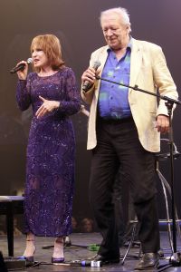 04-09-2006 SHOWBIZZ; VEERTIENDE EDITIE VAN AMSTERDAM DINER VOOR AIDSBESTRIJDING. Het was dit keer een Koninklijk Amsterdam Diner daar Prinses Mabel en Prins Friso aanwezig waren en zich kostelijk vermaakten tussen de vele gasten. De 1300 gasten genoten van veel life muziek van o.a.Angela Groothuizen,Ronnie Tober,Vulcano,Denise Jannah,Sandra Reemer, Liesbeth List en Ramses Shaffy en uit Amerika The Gibson Brothers.De avond begon met een emotioneel op treden van Ramses Shaffy die iedereen kippevel bezorgde. Robert Weyhenke de initiatiefnemer  van dit gala  kan terug kijken op een zeer geslaagde avond met een opbrengst van 460.000 euro voor de bestrijding van aids. Vele prominente gasten waren de gehele avond aanwezig namelijk: Boris Dittrich-Estelle Gullit-Tom Westenmeijer-Mart Visser-Frans Molenaar-Addy van den Krommenacker-Marisa Polin-Hans Hoogervorst-Ans en Sigrid Markus-Frits Wester-Leotien Borsato en Leco van Zadelhoff-Neelie Smit Kroes-Barbara de Loor-Jan Driessen-Mark Rutte-Tineke Verburg-Evert Santegoeds-Michiel en Pauline Mol-Ed Nijpels-John Jaakke-Ada Kok- Joop Wijn en natuurlijk Prins Friso en Prinses Mabel die maar niet genoeg konden krijgen van alle aandacht en genoten daarvan ook met volle teugen. Al met al een zeer geslaagde avond voor het goede doel.
foto: Albert den Iseger.
