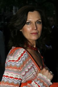 11-09-2006 SHOWBIZZ; FRANS MOLENAAR WEER MOOI EN VERRASSEND. De grootmeester van de haute couture in Nederland was weer verrassend en smaakvol. De mode van Molenaar was er een met strakke lijnen en geen gefrommel met stofjes of lintjes.Een creatie van Molenaar is het geld dik waard zo zei en liefhebster.Vele vips waren weer aanwezig in het te drukke Amstel hotel die eens moet gaan nadenken over een goed werkende airco. De show was top en na de show was de bitterbal natuurlijk geen verrassing meer. Frans Molenaar still going very strong.
foto: Albert den Iseger.
