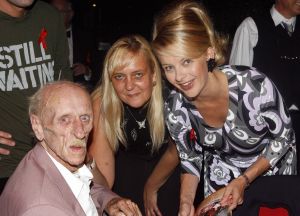 04-09-2006 SHOWBIZZ; VEERTIENDE EDITIE VAN AMSTERDAM DINER VOOR AIDSBESTRIJDING. Het was dit keer een Koninklijk Amsterdam Diner daar Prinses Mabel en Prins Friso aanwezig waren en zich kostelijk vermaakten tussen de vele gasten. De 1300 gasten genoten van veel life muziek van o.a.Angela Groothuizen,Ronnie Tober,Vulcano,Denise Jannah,Sandra Reemer, Liesbeth List en Ramses Shaffy en uit Amerika The Gibson Brothers.De avond begon met een emotioneel op treden van Ramses Shaffy die iedereen kippevel bezorgde. Robert Weyhenke de initiatiefnemer van dit gala kan terug kijken op een zeer geslaagde avond met een opbrengst van 460.000 euro voor de bestrijding van aids. Vele prominente gasten waren de gehele avond aanwezig namelijk: Boris Dittrich-Estelle Gullit-Tom Westenmeijer-Mart Visser-Frans Molenaar-Addy van den Krommenacker-Marisa Polin-Hans Hoogervorst-Ans en Sigrid Markus-Frits Wester-Leotien Borsato en Leco van Zadelhoff-Neelie Smit Kroes-Barbara de Loor-Jan Driessen-Mark Rutte-Tineke Verburg-Evert Santegoeds-Michiel en Pauline Mol-Ed Nijpels-John Jaakke-Ada Kok- Joop Wijn en natuurlijk Prins Friso en Prinses Mabel die maar niet genoeg konden krijgen van alle aandacht en genoten daarvan ook met volle teugen. Al met al een zeer geslaagde avond voor het goede doel. 
foto: Albert den Iseger.