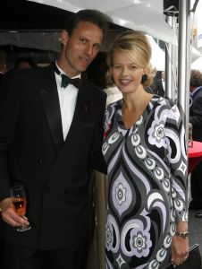 04-09-2006 SHOWBIZZ; VEERTIENDE EDITIE VAN AMSTERDAM DINER VOOR AIDSBESTRIJDING. Het was dit keer een Koninklijk Amsterdam Diner daar Prinses Mabel en Prins Friso aanwezig waren en zich kostelijk vermaakten tussen de vele gasten. De 1300 gasten genoten van veel life muziek van o.a.Angela Groothuizen,Ronnie Tober,Vulcano,Denise Jannah,Sandra Reemer, Liesbeth List en Ramses Shaffy en uit Amerika The Gibson Brothers.De avond begon met een emotioneel op treden van Ramses Shaffy die iedereen kippevel bezorgde. Robert Weyhenke de initiatiefnemer van dit gala kan terug kijken op een zeer geslaagde avond met een opbrengst van 460.000 euro voor de bestrijding van aids. Vele prominente gasten waren de gehele avond aanwezig namelijk: Boris Dittrich-Estelle Gullit-Tom Westenmeijer-Mart Visser-Frans Molenaar-Addy van den Krommenacker-Marisa Polin-Hans Hoogervorst-Ans en Sigrid Markus-Frits Wester-Leotien Borsato en Leco van Zadelhoff-Neelie Smit Kroes-Barbara de Loor-Jan Driessen-Mark Rutte-Tineke Verburg-Evert Santegoeds-Michiel en Pauline Mol-Ed Nijpels-John Jaakke-Ada Kok- Joop Wijn en natuurlijk Prins Friso en Prinses Mabel die maar niet genoeg konden krijgen van alle aandacht en genoten daarvan ook met volle teugen. Al met al een zeer geslaagde avond voor het goede doel. 
foto: Albert den Iseger.
