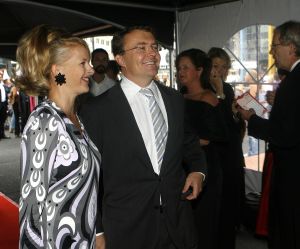 04-09-2006 SHOWBIZZ; VEERTIENDE EDITIE VAN AMSTERDAM DINER VOOR AIDSBESTRIJDING. Het was dit keer een Koninklijk Amsterdam Diner daar Prinses Mabel en Prins Friso aanwezig waren en zich kostelijk vermaakten tussen de vele gasten. De 1300 gasten genoten van veel life muziek van o.a.Angela Groothuizen,Ronnie Tober,Vulcano,Denise Jannah,Sandra Reemer, Liesbeth List en Ramses Shaffy en uit Amerika The Gibson Brothers.De avond begon met een emotioneel op treden van Ramses Shaffy die iedereen kippevel bezorgde. Robert Weyhenke de initiatiefnemer van dit gala kan terug kijken op een zeer geslaagde avond met een opbrengst van 460.000 euro voor de bestrijding van aids. Vele prominente gasten waren de gehele avond aanwezig namelijk: Boris Dittrich-Estelle Gullit-Tom Westenmeijer-Mart Visser-Frans Molenaar-Addy van den Krommenacker-Marisa Polin-Hans Hoogervorst-Ans en Sigrid Markus-Frits Wester-Leotien Borsato en Leco van Zadelhoff-Neelie Smit Kroes-Barbara de Loor-Jan Driessen-Mark Rutte-Tineke Verburg-Evert Santegoeds-Michiel en Pauline Mol-Ed Nijpels-John Jaakke-Ada Kok- Joop Wijn en natuurlijk Prins Friso en Prinses Mabel die maar niet genoeg konden krijgen van alle aandacht en genoten daarvan ook met volle teugen. Al met al een zeer geslaagde avond voor het goede doel. 
foto: Albert den Iseger.