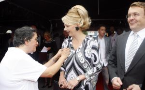 04-09-2006 SHOWBIZZ; VEERTIENDE EDITIE VAN AMSTERDAM DINER VOOR AIDSBESTRIJDING. Het was dit keer een Koninklijk Amsterdam Diner daar Prinses Mabel en Prins Friso aanwezig waren en zich kostelijk vermaakten tussen de vele gasten. De 1300 gasten genoten van veel life muziek van o.a.Angela Groothuizen,Ronnie Tober,Vulcano,Denise Jannah,Sandra Reemer, Liesbeth List en Ramses Shaffy en uit Amerika The Gibson Brothers.De avond begon met een emotioneel op treden van Ramses Shaffy die iedereen kippevel bezorgde. Robert Weyhenke de initiatiefnemer van dit gala kan terug kijken op een zeer geslaagde avond met een opbrengst van 460.000 euro voor de bestrijding van aids. Vele prominente gasten waren de gehele avond aanwezig namelijk: Boris Dittrich-Estelle Gullit-Tom Westenmeijer-Mart Visser-Frans Molenaar-Addy van den Krommenacker-Marisa Polin-Hans Hoogervorst-Ans en Sigrid Markus-Frits Wester-Leotien Borsato en Leco van Zadelhoff-Neelie Smit Kroes-Barbara de Loor-Jan Driessen-Mark Rutte-Tineke Verburg-Evert Santegoeds-Michiel en Pauline Mol-Ed Nijpels-John Jaakke-Ada Kok- Joop Wijn en natuurlijk Prins Friso en Prinses Mabel die maar niet genoeg konden krijgen van alle aandacht en genoten daarvan ook met volle teugen. Al met al een zeer geslaagde avond voor het goede doel. 
foto: Albert den Iseger.