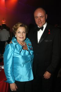04-09-2006 SHOWBIZZ; VEERTIENDE EDITIE VAN AMSTERDAM DINER VOOR AIDSBESTRIJDING. Het was dit keer een Koninklijk Amsterdam Diner daar Prinses Mabel en Prins Friso aanwezig waren en zich kostelijk vermaakten tussen de vele gasten. De 1300 gasten genoten van veel life muziek van o.a.Angela Groothuizen,Ronnie Tober,Vulcano,Denise Jannah,Sandra Reemer, Liesbeth List en Ramses Shaffy en uit Amerika The Gibson Brothers.De avond begon met een emotioneel op treden van Ramses Shaffy die iedereen kippevel bezorgde. Robert Weyhenke de initiatiefnemer  van dit gala  kan terug kijken op een zeer geslaagde avond met een opbrengst van 460.000 euro voor de bestrijding van aids. Vele prominente gasten waren de gehele avond aanwezig namelijk: Boris Dittrich-Estelle Gullit-Tom Westenmeijer-Mart Visser-Frans Molenaar-Addy van den Krommenacker-Marisa Polin-Hans Hoogervorst-Ans en Sigrid Markus-Frits Wester-Leotien Borsato en Leco van Zadelhoff-Neelie Smit Kroes-Barbara de Loor-Jan Driessen-Mark Rutte-Tineke Verburg-Evert Santegoeds-Michiel en Pauline Mol-Ed Nijpels-John Jaakke-Ada Kok- Joop Wijn en natuurlijk Prins Friso en Prinses Mabel die maar niet genoeg konden krijgen van alle aandacht en genoten daarvan ook met volle teugen. Al met al een zeer geslaagde avond voor het goede doel.
foto: Albert den Iseger.