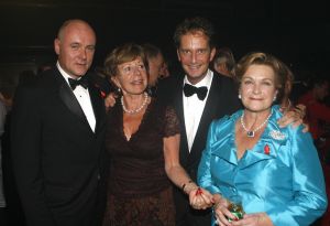 04-09-2006 SHOWBIZZ; VEERTIENDE EDITIE VAN AMSTERDAM DINER VOOR AIDSBESTRIJDING. Het was dit keer een Koninklijk Amsterdam Diner daar Prinses Mabel en Prins Friso aanwezig waren en zich kostelijk vermaakten tussen de vele gasten. De 1300 gasten genoten van veel life muziek van o.a.Angela Groothuizen,Ronnie Tober,Vulcano,Denise Jannah,Sandra Reemer, Liesbeth List en Ramses Shaffy en uit Amerika The Gibson Brothers.De avond begon met een emotioneel op treden van Ramses Shaffy die iedereen kippevel bezorgde. Robert Weyhenke de initiatiefnemer van dit gala kan terug kijken op een zeer geslaagde avond met een opbrengst van 460.000 euro voor de bestrijding van aids. Vele prominente gasten waren de gehele avond aanwezig namelijk: Boris Dittrich-Estelle Gullit-Tom Westenmeijer-Mart Visser-Frans Molenaar-Addy van den Krommenacker-Marisa Polin-Hans Hoogervorst-Ans en Sigrid Markus-Frits Wester-Leotien Borsato en Leco van Zadelhoff-Neelie Smit Kroes-Barbara de Loor-Jan Driessen-Mark Rutte-Tineke Verburg-Evert Santegoeds-Michiel en Pauline Mol-Ed Nijpels-John Jaakke-Ada Kok- Joop Wijn en natuurlijk Prins Friso en Prinses Mabel die maar niet genoeg konden krijgen van alle aandacht en genoten daarvan ook met volle teugen. Al met al een zeer geslaagde avond voor het goede doel. 
foto: Albert den Iseger.