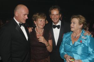 04-09-2006 SHOWBIZZ; VEERTIENDE EDITIE VAN AMSTERDAM DINER VOOR AIDSBESTRIJDING. Het was dit keer een Koninklijk Amsterdam Diner daar Prinses Mabel en Prins Friso aanwezig waren en zich kostelijk vermaakten tussen de vele gasten. De 1300 gasten genoten van veel life muziek van o.a.Angela Groothuizen,Ronnie Tober,Vulcano,Denise Jannah,Sandra Reemer, Liesbeth List en Ramses Shaffy en uit Amerika The Gibson Brothers.De avond begon met een emotioneel op treden van Ramses Shaffy die iedereen kippevel bezorgde. Robert Weyhenke de initiatiefnemer van dit gala kan terug kijken op een zeer geslaagde avond met een opbrengst van 460.000 euro voor de bestrijding van aids. Vele prominente gasten waren de gehele avond aanwezig namelijk: Boris Dittrich-Estelle Gullit-Tom Westenmeijer-Mart Visser-Frans Molenaar-Addy van den Krommenacker-Marisa Polin-Hans Hoogervorst-Ans en Sigrid Markus-Frits Wester-Leotien Borsato en Leco van Zadelhoff-Neelie Smit Kroes-Barbara de Loor-Jan Driessen-Mark Rutte-Tineke Verburg-Evert Santegoeds-Michiel en Pauline Mol-Ed Nijpels-John Jaakke-Ada Kok- Joop Wijn en natuurlijk Prins Friso en Prinses Mabel die maar niet genoeg konden krijgen van alle aandacht en genoten daarvan ook met volle teugen. Al met al een zeer geslaagde avond voor het goede doel. 
foto: Albert den Iseger.