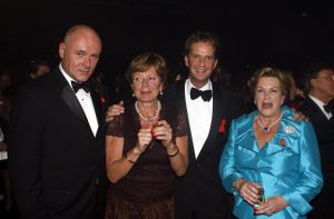 04-09-2006 SHOWBIZZ; VEERTIENDE EDITIE VAN AMSTERDAM DINER VOOR AIDSBESTRIJDING. Het was dit keer een Koninklijk Amsterdam Diner daar Prinses Mabel en Prins Friso aanwezig waren en zich kostelijk vermaakten tussen de vele gasten. De 1300 gasten genoten van veel life muziek van o.a.Angela Groothuizen,Ronnie Tober,Vulcano,Denise Jannah,Sandra Reemer, Liesbeth List en Ramses Shaffy en uit Amerika The Gibson Brothers.De avond begon met een emotioneel op treden van Ramses Shaffy die iedereen kippevel bezorgde. Robert Weyhenke de initiatiefnemer  van dit gala  kan terug kijken op een zeer geslaagde avond met een opbrengst van 460.000 euro voor de bestrijding van aids. Vele prominente gasten waren de gehele avond aanwezig namelijk: Boris Dittrich-Estelle Gullit-Tom Westenmeijer-Mart Visser-Frans Molenaar-Addy van den Krommenacker-Marisa Polin-Hans Hoogervorst-Ans en Sigrid Markus-Frits Wester-Leotien Borsato en Leco van Zadelhoff-Neelie Smit Kroes-Barbara de Loor-Jan Driessen-Mark Rutte-Tineke Verburg-Evert Santegoeds-Michiel en Pauline Mol-Ed Nijpels-John Jaakke-Ada Kok- Joop Wijn en natuurlijk Prins Friso en Prinses Mabel die maar niet genoeg konden krijgen van alle aandacht en genoten daarvan ook met volle teugen. Al met al een zeer geslaagde avond voor het goede doel.
foto: Albert den Iseger.
