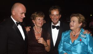 04-09-2006 SHOWBIZZ; VEERTIENDE EDITIE VAN AMSTERDAM DINER VOOR AIDSBESTRIJDING. Het was dit keer een Koninklijk Amsterdam Diner daar Prinses Mabel en Prins Friso aanwezig waren en zich kostelijk vermaakten tussen de vele gasten. De 1300 gasten genoten van veel life muziek van o.a.Angela Groothuizen,Ronnie Tober,Vulcano,Denise Jannah,Sandra Reemer, Liesbeth List en Ramses Shaffy en uit Amerika The Gibson Brothers.De avond begon met een emotioneel op treden van Ramses Shaffy die iedereen kippevel bezorgde. Robert Weyhenke de initiatiefnemer  van dit gala  kan terug kijken op een zeer geslaagde avond met een opbrengst van 460.000 euro voor de bestrijding van aids. Vele prominente gasten waren de gehele avond aanwezig namelijk: Boris Dittrich-Estelle Gullit-Tom Westenmeijer-Mart Visser-Frans Molenaar-Addy van den Krommenacker-Marisa Polin-Hans Hoogervorst-Ans en Sigrid Markus-Frits Wester-Leotien Borsato en Leco van Zadelhoff-Neelie Smit Kroes-Barbara de Loor-Jan Driessen-Mark Rutte-Tineke Verburg-Evert Santegoeds-Michiel en Pauline Mol-Ed Nijpels-John Jaakke-Ada Kok- Joop Wijn en natuurlijk Prins Friso en Prinses Mabel die maar niet genoeg konden krijgen van alle aandacht en genoten daarvan ook met volle teugen. Al met al een zeer geslaagde avond voor het goede doel.
foto: Albert den Iseger.