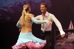 04-09-2006 SHOWBIZZ; VEERTIENDE EDITIE VAN AMSTERDAM DINER VOOR AIDSBESTRIJDING. Het was dit keer een Koninklijk Amsterdam Diner daar Prinses Mabel en Prins Friso aanwezig waren en zich kostelijk vermaakten tussen de vele gasten. De 1300 gasten genoten van veel life muziek van o.a.Angela Groothuizen,Ronnie Tober,Vulcano,Denise Jannah,Sandra Reemer, Liesbeth List en Ramses Shaffy en uit Amerika The Gibson Brothers.De avond begon met een emotioneel op treden van Ramses Shaffy die iedereen kippevel bezorgde. Robert Weyhenke de initiatiefnemer  van dit gala  kan terug kijken op een zeer geslaagde avond met een opbrengst van 460.000 euro voor de bestrijding van aids. Vele prominente gasten waren de gehele avond aanwezig namelijk: Boris Dittrich-Estelle Gullit-Tom Westenmeijer-Mart Visser-Frans Molenaar-Addy van den Krommenacker-Marisa Polin-Hans Hoogervorst-Ans en Sigrid Markus-Frits Wester-Leotien Borsato en Leco van Zadelhoff-Neelie Smit Kroes-Barbara de Loor-Jan Driessen-Mark Rutte-Tineke Verburg-Evert Santegoeds-Michiel en Pauline Mol-Ed Nijpels-John Jaakke-Ada Kok- Joop Wijn en natuurlijk Prins Friso en Prinses Mabel die maar niet genoeg konden krijgen van alle aandacht en genoten daarvan ook met volle teugen. Al met al een zeer geslaagde avond voor het goede doel.
foto: Albert den Iseger.