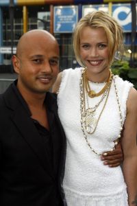 04-09-2006 SHOWBIZZ; VEERTIENDE EDITIE VAN AMSTERDAM DINER VOOR AIDSBESTRIJDING. Het was dit keer een Koninklijk Amsterdam Diner daar Prinses Mabel en Prins Friso aanwezig waren en zich kostelijk vermaakten tussen de vele gasten. De 1300 gasten genoten van veel life muziek van o.a.Angela Groothuizen,Ronnie Tober,Vulcano,Denise Jannah,Sandra Reemer, Liesbeth List en Ramses Shaffy en uit Amerika The Gibson Brothers.De avond begon met een emotioneel op treden van Ramses Shaffy die iedereen kippevel bezorgde. Robert Weyhenke de initiatiefnemer  van dit gala  kan terug kijken op een zeer geslaagde avond met een opbrengst van 460.000 euro voor de bestrijding van aids. Vele prominente gasten waren de gehele avond aanwezig namelijk: Boris Dittrich-Estelle Gullit-Tom Westenmeijer-Mart Visser-Frans Molenaar-Addy van den Krommenacker-Marisa Polin-Hans Hoogervorst-Ans en Sigrid Markus-Frits Wester-Leotien Borsato en Leco van Zadelhoff-Neelie Smit Kroes-Barbara de Loor-Jan Driessen-Mark Rutte-Tineke Verburg-Evert Santegoeds-Michiel en Pauline Mol-Ed Nijpels-John Jaakke-Ada Kok- Joop Wijn en natuurlijk Prins Friso en Prinses Mabel die maar niet genoeg konden krijgen van alle aandacht en genoten daarvan ook met volle teugen. Al met al een zeer geslaagde avond voor het goede doel.
foto: Albert den Iseger.