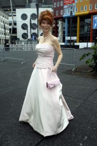 04-09-2006 SHOWBIZZ; VEERTIENDE EDITIE VAN AMSTERDAM DINER VOOR AIDSBESTRIJDING. Het was dit keer een Koninklijk Amsterdam Diner daar Prinses Mabel en Prins Friso aanwezig waren en zich kostelijk vermaakten tussen de vele gasten. De 1300 gasten genoten van veel life muziek van o.a.Angela Groothuizen,Ronnie Tober,Vulcano,Denise Jannah,Sandra Reemer, Liesbeth List en Ramses Shaffy en uit Amerika The Gibson Brothers.De avond begon met een emotioneel op treden van Ramses Shaffy die iedereen kippevel bezorgde. Robert Weyhenke de initiatiefnemer  van dit gala  kan terug kijken op een zeer geslaagde avond met een opbrengst van 460.000 euro voor de bestrijding van aids. Vele prominente gasten waren de gehele avond aanwezig namelijk: Boris Dittrich-Estelle Gullit-Tom Westenmeijer-Mart Visser-Frans Molenaar-Addy van den Krommenacker-Marisa Polin-Hans Hoogervorst-Ans en Sigrid Markus-Frits Wester-Leotien Borsato en Leco van Zadelhoff-Neelie Smit Kroes-Barbara de Loor-Jan Driessen-Mark Rutte-Tineke Verburg-Evert Santegoeds-Michiel en Pauline Mol-Ed Nijpels-John Jaakke-Ada Kok- Joop Wijn en natuurlijk Prins Friso en Prinses Mabel die maar niet genoeg konden krijgen van alle aandacht en genoten daarvan ook met volle teugen. Al met al een zeer geslaagde avond voor het goede doel.
foto: Albert den Iseger.