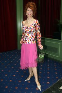 29-08-2006 SHOWBIZZ; LES GENS VOYAGEANTS MET RONALD KOLK MODESHOW WINTER 2006-2007. De kleine man met de grote shows deed het weer eens volop voor de vele genodigden in hotel Krasnapolsky te Amsterdam. Een reisje met Ronald rond de wereld is altijd weer een feest. Veel prachtige creaties sierden de catwalk en de opzienbarende make up en haarwerken werden door de gasten veel vuldig geprezen met applaus.De kleine man Ronald Kolk en zijn team mogen hard aan het werk gaan want de winter nadert en zijn klanten hebben weinig geduld. 
foto: Albert den Iseger.