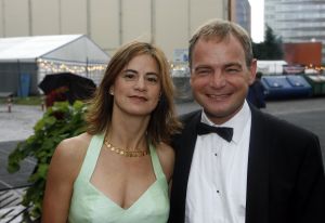 04-09-2006 SHOWBIZZ; VEERTIENDE EDITIE VAN AMSTERDAM DINER VOOR AIDSBESTRIJDING. Het was dit keer een Koninklijk Amsterdam Diner daar Prinses Mabel en Prins Friso aanwezig waren en zich kostelijk vermaakten tussen de vele gasten. De 1300 gasten genoten van veel life muziek van o.a.Angela Groothuizen,Ronnie Tober,Vulcano,Denise Jannah,Sandra Reemer, Liesbeth List en Ramses Shaffy en uit Amerika The Gibson Brothers.De avond begon met een emotioneel op treden van Ramses Shaffy die iedereen kippevel bezorgde. Robert Weyhenke de initiatiefnemer  van dit gala  kan terug kijken op een zeer geslaagde avond met een opbrengst van 460.000 euro voor de bestrijding van aids. Vele prominente gasten waren de gehele avond aanwezig namelijk: Boris Dittrich-Estelle Gullit-Tom Westenmeijer-Mart Visser-Frans Molenaar-Addy van den Krommenacker-Marisa Polin-Hans Hoogervorst-Ans en Sigrid Markus-Frits Wester-Leotien Borsato en Leco van Zadelhoff-Neelie Smit Kroes-Barbara de Loor-Jan Driessen-Mark Rutte-Tineke Verburg-Evert Santegoeds-Michiel en Pauline Mol-Ed Nijpels-John Jaakke-Ada Kok- Joop Wijn en natuurlijk Prins Friso en Prinses Mabel die maar niet genoeg konden krijgen van alle aandacht en genoten daarvan ook met volle teugen. Al met al een zeer geslaagde avond voor het goede doel.
foto: Albert den Iseger.