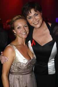 04-09-2006 SHOWBIZZ; VEERTIENDE EDITIE VAN AMSTERDAM DINER VOOR AIDSBESTRIJDING. Het was dit keer een Koninklijk Amsterdam Diner daar Prinses Mabel en Prins Friso aanwezig waren en zich kostelijk vermaakten tussen de vele gasten. De 1300 gasten genoten van veel life muziek van o.a.Angela Groothuizen,Ronnie Tober,Vulcano,Denise Jannah,Sandra Reemer, Liesbeth List en Ramses Shaffy en uit Amerika The Gibson Brothers.De avond begon met een emotioneel op treden van Ramses Shaffy die iedereen kippevel bezorgde. Robert Weyhenke de initiatiefnemer  van dit gala  kan terug kijken op een zeer geslaagde avond met een opbrengst van 460.000 euro voor de bestrijding van aids. Vele prominente gasten waren de gehele avond aanwezig namelijk: Boris Dittrich-Estelle Gullit-Tom Westenmeijer-Mart Visser-Frans Molenaar-Addy van den Krommenacker-Marisa Polin-Hans Hoogervorst-Ans en Sigrid Markus-Frits Wester-Leotien Borsato en Leco van Zadelhoff-Neelie Smit Kroes-Barbara de Loor-Jan Driessen-Mark Rutte-Tineke Verburg-Evert Santegoeds-Michiel en Pauline Mol-Ed Nijpels-John Jaakke-Ada Kok- Joop Wijn en natuurlijk Prins Friso en Prinses Mabel die maar niet genoeg konden krijgen van alle aandacht en genoten daarvan ook met volle teugen. Al met al een zeer geslaagde avond voor het goede doel.
foto: Albert den Iseger.