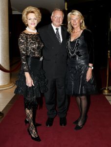 18-09-2006 SHOWBIZZ; SHEILA DE VRIES EN EEN JOINT VENTURE MET L OREAL TESAMEN OP DE CATWALK. De show voerde de naam Sheila de Vries, de collectie droeg kwaliteit uit met verfrissende kleuren waaronder veel de andere kleur zwart namelijk blauw.De prachtige show was voor de eerste keer in de Hotels van Oranje te Noordwijk.Wederom veel bewondering voor Sheila de Vries en haar team. Ook vandaag veel lovende woorden in de Nederlandese Media over de show van Sheila. 
foto: Albert den Iseger