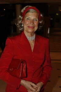 18-09-2006 SHOWBIZZ; SHEILA DE VRIES EN EEN JOINT VENTURE MET L OREAL TESAMEN OP DE CATWALK. De show voerde de naam Sheila de Vries, de collectie droeg kwaliteit uit met verfrissende kleuren waaronder veel de andere kleur zwart namelijk blauw.De prachtige show was voor de eerste keer in de Hotels van Oranje te Noordwijk.Wederom veel bewondering voor Sheila de Vries en haar team. Ook vandaag veel lovende woorden in de Nederlandese Media over de show van Sheila.
foto: Albert den Iseger