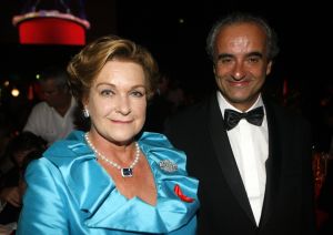 04-09-2006 SHOWBIZZ; VEERTIENDE EDITIE VAN AMSTERDAM DINER VOOR AIDSBESTRIJDING. Het was dit keer een Koninklijk Amsterdam Diner daar Prinses Mabel en Prins Friso aanwezig waren en zich kostelijk vermaakten tussen de vele gasten. De 1300 gasten genoten van veel life muziek van o.a.Angela Groothuizen,Ronnie Tober,Vulcano,Denise Jannah,Sandra Reemer, Liesbeth List en Ramses Shaffy en uit Amerika The Gibson Brothers.De avond begon met een emotioneel op treden van Ramses Shaffy die iedereen kippevel bezorgde. Robert Weyhenke de initiatiefnemer  van dit gala  kan terug kijken op een zeer geslaagde avond met een opbrengst van 460.000 euro voor de bestrijding van aids. Vele prominente gasten waren de gehele avond aanwezig namelijk: Boris Dittrich-Estelle Gullit-Tom Westenmeijer-Mart Visser-Frans Molenaar-Addy van den Krommenacker-Marisa Polin-Hans Hoogervorst-Ans en Sigrid Markus-Frits Wester-Leotien Borsato en Leco van Zadelhoff-Neelie Smit Kroes-Barbara de Loor-Jan Driessen-Mark Rutte-Tineke Verburg-Evert Santegoeds-Michiel en Pauline Mol-Ed Nijpels-John Jaakke-Ada Kok- Joop Wijn en natuurlijk Prins Friso en Prinses Mabel die maar niet genoeg konden krijgen van alle aandacht en genoten daarvan ook met volle teugen. Al met al een zeer geslaagde avond voor het goede doel.
foto: Albert den Iseger.