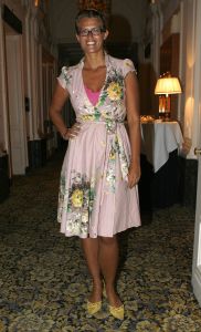 11-09-2006 SHOWBIZZ; FRANS MOLENAAR WEER MOOI EN VERRASSEND. De grootmeester van de haute couture in Nederland was weer verrassend en smaakvol. De mode van Molenaar was er een met strakke lijnen en geen gefrommel met stofjes of lintjes.Een creatie van Molenaar is het geld dik waard zo zei en liefhebster.Vele vips waren weer aanwezig in het te drukke Amstel hotel die eens moet gaan nadenken over een goed werkende airco. De show was top en na de show was de bitterbal natuurlijk geen verrassing meer. Frans Molenaar still going very strong.
foto: Albert den Iseger.