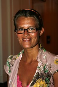 11-09-2006 SHOWBIZZ; FRANS MOLENAAR WEER MOOI EN VERRASSEND. De grootmeester van de haute couture in Nederland was weer verrassend en smaakvol. De mode van Molenaar was er een met strakke lijnen en geen gefrommel met stofjes of lintjes.Een creatie van Molenaar is het geld dik waard zo zei en liefhebster.Vele vips waren weer aanwezig in het te drukke Amstel hotel die eens moet gaan nadenken over een goed werkende airco. De show was top en na de show was de bitterbal natuurlijk geen verrassing meer. Frans Molenaar still going very strong.
foto: Albert den Iseger.