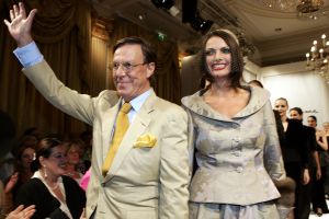 11-09-2006 SHOWBIZZ; FRANS MOLENAAR WEER MOOI EN VERRASSEND. De grootmeester van de haute couture in Nederland was weer verrassend en smaakvol. De mode van Molenaar was er een met strakke lijnen en geen gefrommel met stofjes of lintjes.Een creatie van Molenaar is het geld dik waard zo zei en liefhebster.Vele vips waren weer aanwezig in het te drukke Amstel hotel die eens moet gaan nadenken over een goed werkende airco. De show was top en na de show was de bitterbal natuurlijk geen verrassing meer. Frans Molenaar still going very strong.
foto: Albert den Iseger.