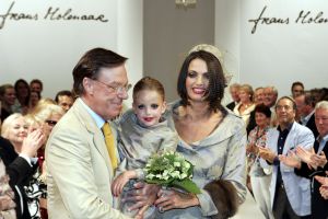 11-09-2006 SHOWBIZZ; FRANS MOLENAAR WEER MOOI EN VERRASSEND. De grootmeester van de haute couture in Nederland was weer verrassend en smaakvol. De mode van Molenaar was er een met strakke lijnen en geen gefrommel met stofjes of lintjes.Een creatie van Molenaar is het geld dik waard zo zei en liefhebster.Vele vips waren weer aanwezig in het te drukke Amstel hotel die eens moet gaan nadenken over een goed werkende airco. De show was top en na de show was de bitterbal natuurlijk geen verrassing meer. Frans Molenaar still going very strong.
foto: Albert den Iseger.