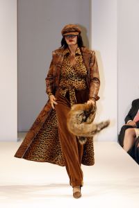 11-09-2006 SHOWBIZZ; FRANS MOLENAAR WEER MOOI EN VERRASSEND. De grootmeester van de haute couture in Nederland was weer verrassend en smaakvol. De mode van Molenaar was er een met strakke lijnen en geen gefrommel met stofjes of lintjes.Een creatie van Molenaar is het geld dik waard zo zei en liefhebster.Vele vips waren weer aanwezig in het te drukke Amstel hotel die eens moet gaan nadenken over een goed werkende airco. De show was top en na de show was de bitterbal natuurlijk geen verrassing meer. Frans Molenaar still going very strong.
foto: Albert den Iseger.