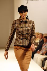 11-09-2006 SHOWBIZZ; FRANS MOLENAAR WEER MOOI EN VERRASSEND. De grootmeester van de haute couture in Nederland was weer verrassend en smaakvol. De mode van Molenaar was er een met strakke lijnen en geen gefrommel met stofjes of lintjes.Een creatie van Molenaar is het geld dik waard zo zei en liefhebster.Vele vips waren weer aanwezig in het te drukke Amstel hotel die eens moet gaan nadenken over een goed werkende airco. De show was top en na de show was de bitterbal natuurlijk geen verrassing meer. Frans Molenaar still going very strong.
foto: Albert den Iseger.