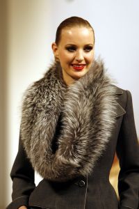 11-09-2006 SHOWBIZZ; FRANS MOLENAAR WEER MOOI EN VERRASSEND. De grootmeester van de haute couture in Nederland was weer verrassend en smaakvol. De mode van Molenaar was er een met strakke lijnen en geen gefrommel met stofjes of lintjes.Een creatie van Molenaar is het geld dik waard zo zei en liefhebster.Vele vips waren weer aanwezig in het te drukke Amstel hotel die eens moet gaan nadenken over een goed werkende airco. De show was top en na de show was de bitterbal natuurlijk geen verrassing meer. Frans Molenaar still going very strong.
foto: Albert den Iseger.