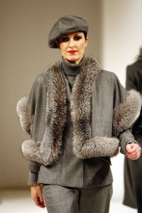 11-09-2006 SHOWBIZZ; FRANS MOLENAAR WEER MOOI EN VERRASSEND. De grootmeester van de haute couture in Nederland was weer verrassend en smaakvol. De mode van Molenaar was er een met strakke lijnen en geen gefrommel met stofjes of lintjes.Een creatie van Molenaar is het geld dik waard zo zei en liefhebster.Vele vips waren weer aanwezig in het te drukke Amstel hotel die eens moet gaan nadenken over een goed werkende airco. De show was top en na de show was de bitterbal natuurlijk geen verrassing meer. Frans Molenaar still going very strong.
foto: Albert den Iseger.