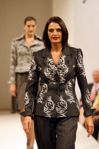 11-09-2006 SHOWBIZZ; FRANS MOLENAAR WEER MOOI EN VERRASSEND. De grootmeester van de haute couture in Nederland was weer verrassend en smaakvol. De mode van Molenaar was er een met strakke lijnen en geen gefrommel met stofjes of lintjes.Een creatie van Molenaar is het geld dik waard zo zei en liefhebster.Vele vips waren weer aanwezig in het te drukke Amstel hotel die eens moet gaan nadenken over een goed werkende airco. De show was top en na de show was de bitterbal natuurlijk geen verrassing meer. Frans Molenaar still going very strong.
foto: Albert den Iseger.