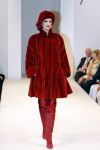 11-09-2006 SHOWBIZZ; FRANS MOLENAAR WEER MOOI EN VERRASSEND. De grootmeester van de haute couture in Nederland was weer verrassend en smaakvol. De mode van Molenaar was er een met strakke lijnen en geen gefrommel met stofjes of lintjes.Een creatie van Molenaar is het geld dik waard zo zei en liefhebster.Vele vips waren weer aanwezig in het te drukke Amstel hotel die eens moet gaan nadenken over een goed werkende airco. De show was top en na de show was de bitterbal natuurlijk geen verrassing meer. Frans Molenaar still going very strong.
foto: Albert den Iseger.