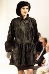 11-09-2006 SHOWBIZZ; FRANS MOLENAAR WEER MOOI EN VERRASSEND. De grootmeester van de haute couture in Nederland was weer verrassend en smaakvol. De mode van Molenaar was er een met strakke lijnen en geen gefrommel met stofjes of lintjes.Een creatie van Molenaar is het geld dik waard zo zei en liefhebster.Vele vips waren weer aanwezig in het te drukke Amstel hotel die eens moet gaan nadenken over een goed werkende airco. De show was top en na de show was de bitterbal natuurlijk geen verrassing meer. Frans Molenaar still going very strong.
foto: Albert den Iseger.