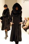 11-09-2006 SHOWBIZZ; FRANS MOLENAAR WEER MOOI EN VERRASSEND. De grootmeester van de haute couture in Nederland was weer verrassend en smaakvol. De mode van Molenaar was er een met strakke lijnen en geen gefrommel met stofjes of lintjes.Een creatie van Molenaar is het geld dik waard zo zei en liefhebster.Vele vips waren weer aanwezig in het te drukke Amstel hotel die eens moet gaan nadenken over een goed werkende airco. De show was top en na de show was de bitterbal natuurlijk geen verrassing meer. Frans Molenaar still going very strong.
foto: Albert den Iseger.