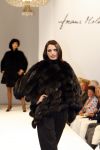 11-09-2006 SHOWBIZZ; FRANS MOLENAAR WEER MOOI EN VERRASSEND. De grootmeester van de haute couture in Nederland was weer verrassend en smaakvol. De mode van Molenaar was er een met strakke lijnen en geen gefrommel met stofjes of lintjes.Een creatie van Molenaar is het geld dik waard zo zei en liefhebster.Vele vips waren weer aanwezig in het te drukke Amstel hotel die eens moet gaan nadenken over een goed werkende airco. De show was top en na de show was de bitterbal natuurlijk geen verrassing meer. Frans Molenaar still going very strong.
foto: Albert den Iseger.