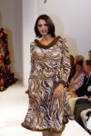 11-09-2006 SHOWBIZZ; FRANS MOLENAAR WEER MOOI EN VERRASSEND. De grootmeester van de haute couture in Nederland was weer verrassend en smaakvol. De mode van Molenaar was er een met strakke lijnen en geen gefrommel met stofjes of lintjes.Een creatie van Molenaar is het geld dik waard zo zei en liefhebster.Vele vips waren weer aanwezig in het te drukke Amstel hotel die eens moet gaan nadenken over een goed werkende airco. De show was top en na de show was de bitterbal natuurlijk geen verrassing meer. Frans Molenaar still going very strong.
foto: Albert den Iseger.