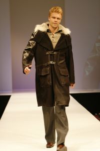18-09-2006 SHOWBIZZ; SHEILA DE VRIES EN EEN JOINT VENTURE MET L OREAL TESAMEN OP DE CATWALK. De show voerde de naam Sheila de Vries, de collectie droeg kwaliteit uit met verfrissende kleuren waaronder veel de andere kleur zwart namelijk blauw.De prachtige show was voor de eerste keer in de Hotels van Oranje te Noordwijk.Wederom veel bewondering voor Sheila de Vries en haar team. Ook vandaag veel lovende woorden in de Nederlandese Media over de show van Sheila.
foto: Albert den Iseger