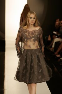 09-09-2006 SHOWBIZZ; MART VISSER COUTURE SHOW WINTER 2006-2007 HILTON AMSTERDAM. De talentvolle designer bracht weer een prachtrige couture show in het overvolle Hilton. Vele BNers waren weer aanwezig en iedereen was weer vol over hetgeen Mart Visser toonde.
foto: Albert den Iseger.